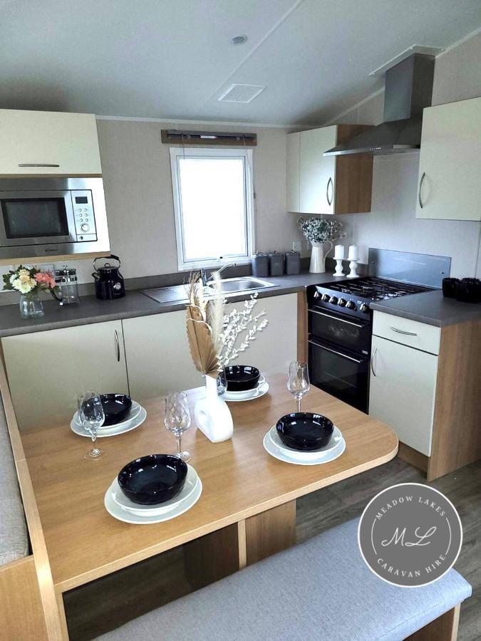 Palm Grove 181- Golden Palm - Pet Friendly, Wifi, Central Heating, Bed Linen - Meadow Lakes Caravan & Lodge Hire شابيل سانت ليوناردز المظهر الخارجي الصورة